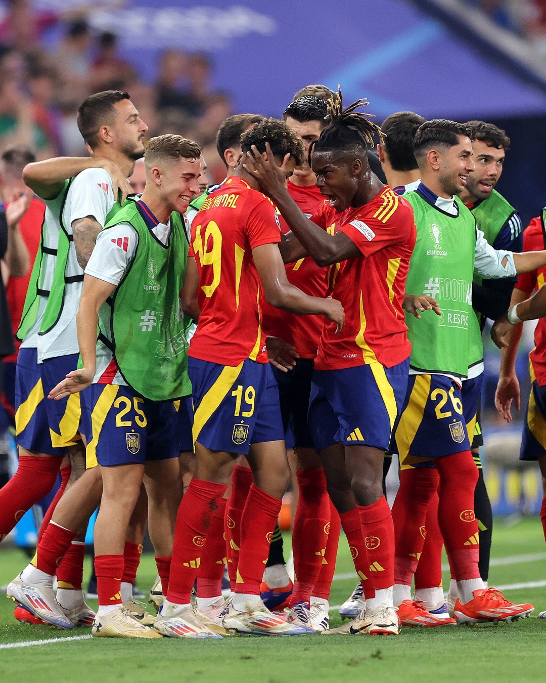 包含欧洲杯决赛震撼开打,巅峰对决引爆全场的词条 包含欧洲杯决赛震撼开打,巅峰对决引爆全场的词条