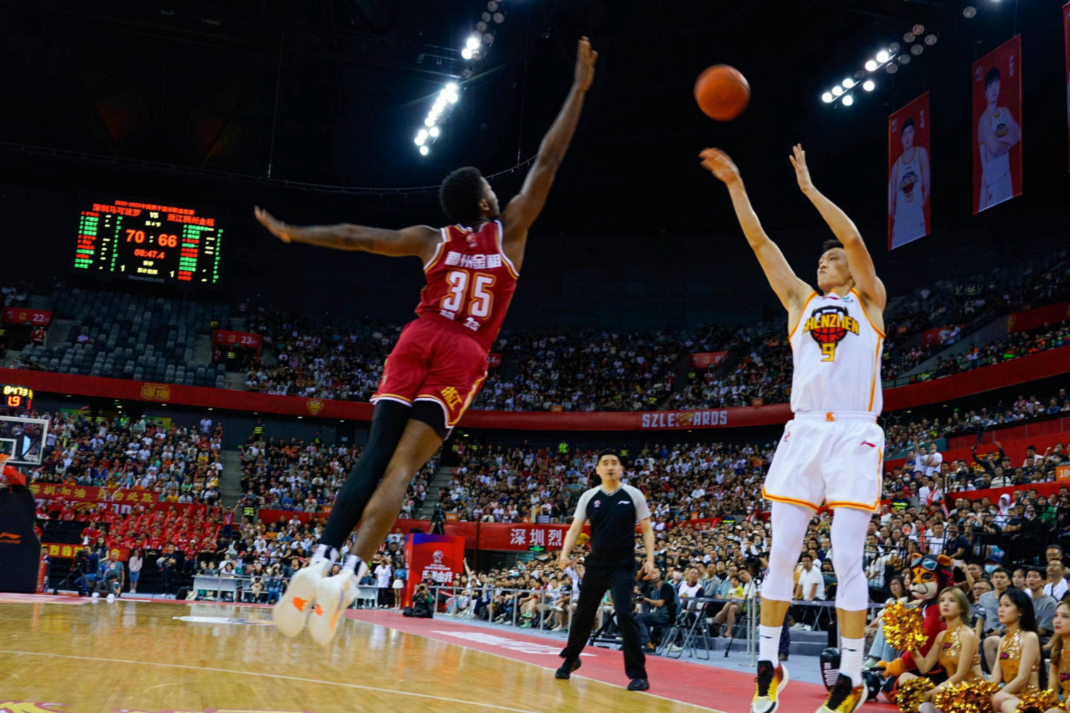 山东队完胜深圳队,字母哥点燃赛场 山东队完胜深圳队,字母哥点燃赛场